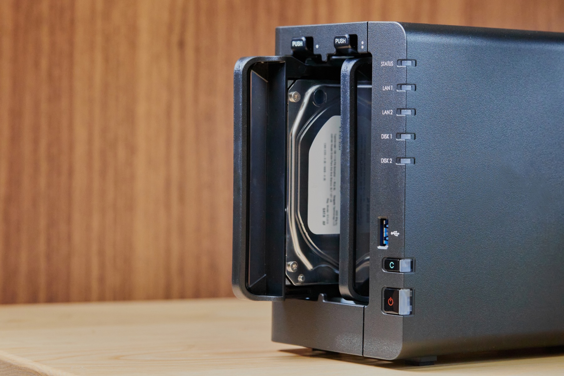 2台のハードディスクを搭載した黒いNAS