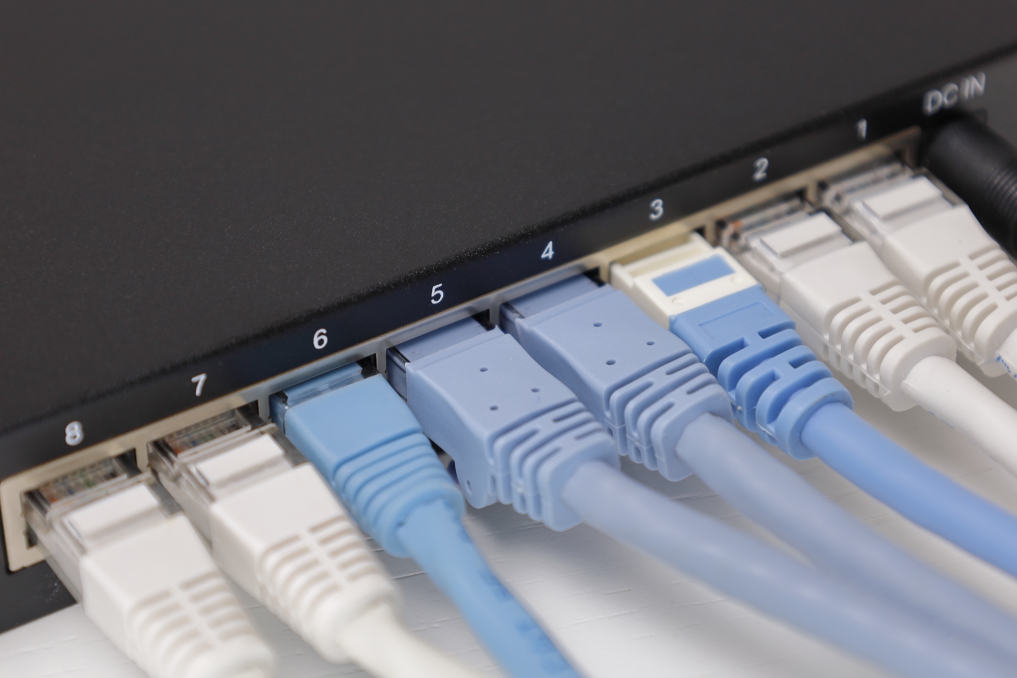 スイッチングハブに接続された複数のLANケーブル