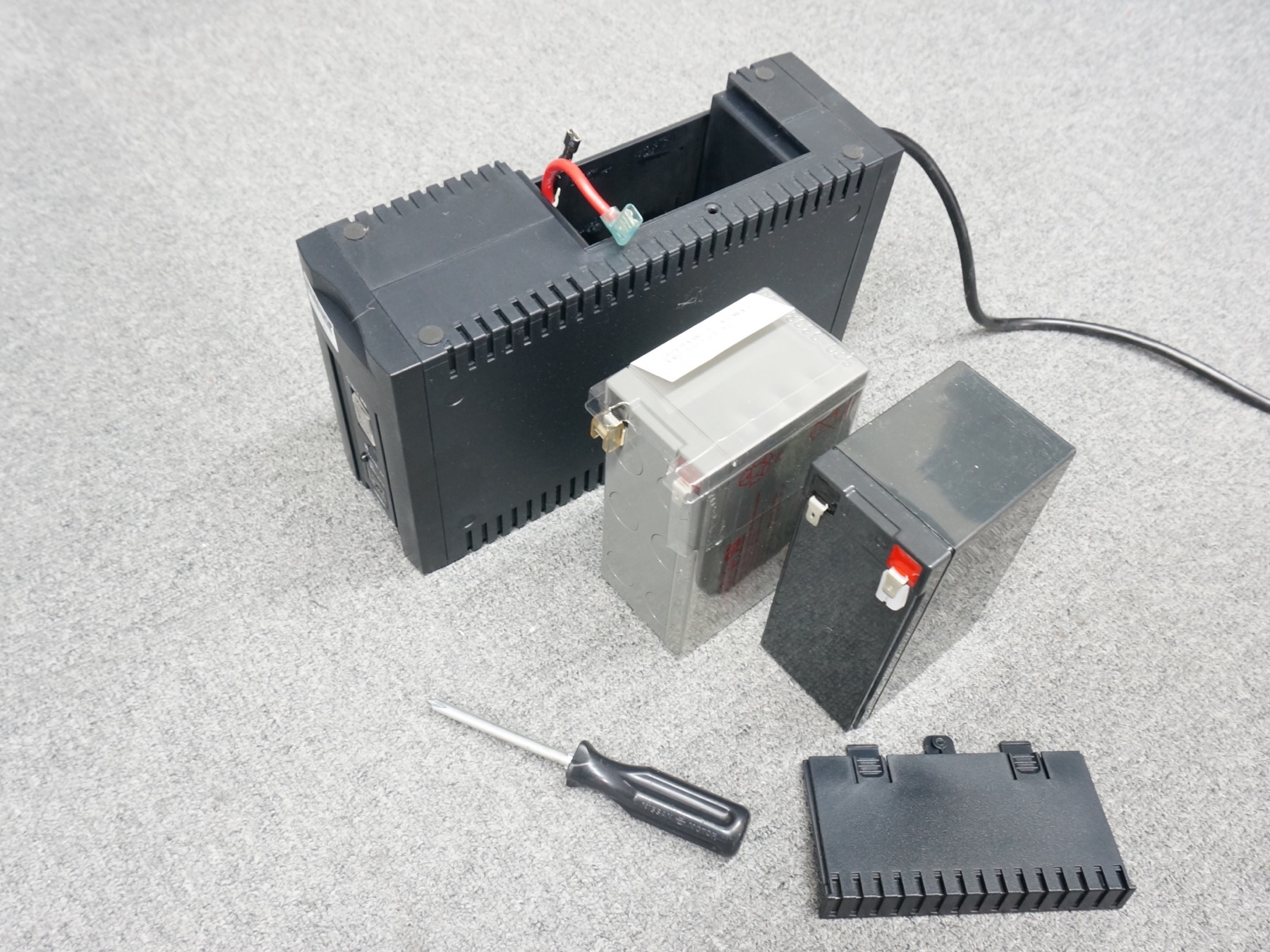 交換作業中のUPS本体と複数のバッテリー