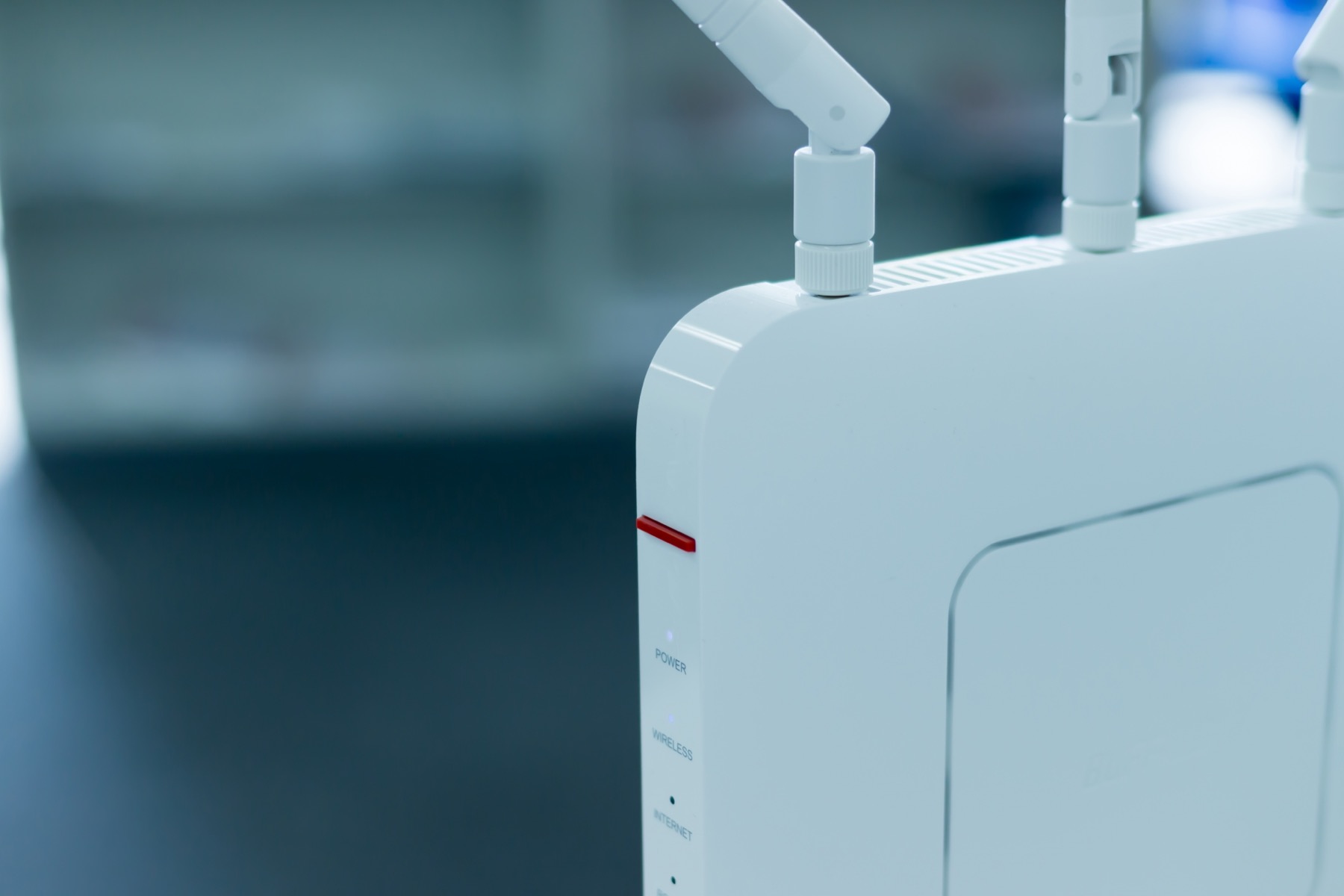 アンテナを備えた白い無線LANルーター